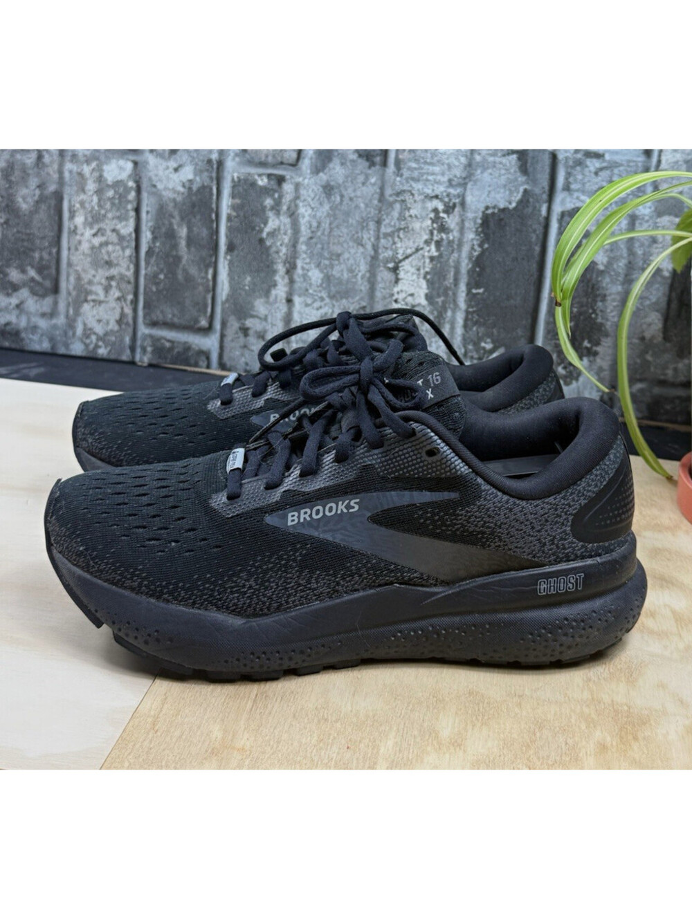 Brooks Ghost 16 GORE-TEX Women’s Black/Black/Ebony Low Top Lace-Up Logo Mesh